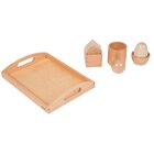 Greif�bung mit Kugel, Ei und Kubus auf einem Holzbrett