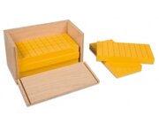 Satz mit f�nf gelben Prismen in einem Kasten