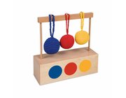 Imbucare-Kasten mit drei gestrickten B�llen