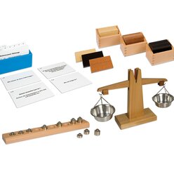 Montessori Mess-Set 2: Gewicht: Holzwaage mit Gewichten, Gewichtst�felchen und Aufgabenkarten