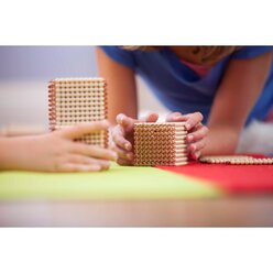 Goldenes Perlenmaterial mit Kartens�tzen: Lose Perlen, Glas