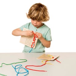 Schauen und Schn�ren mit Aufgabenkarten, F�delspiel, ab 3 Jahre